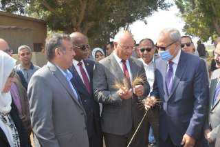 محافظ القليوبية ورئيس جامعة بنها...