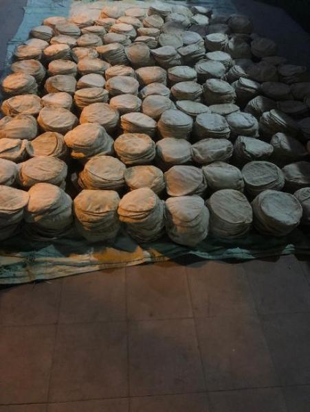 ضبط 15 طن قمح محلى و4620 رغيف خبز محملين على سيارات قبل تهريبها بالشرقية