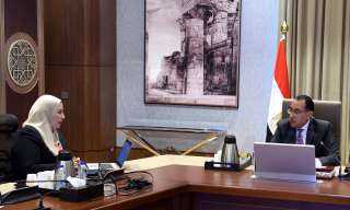 رئيس الوزراء يلتقي وزيرة التضامن...