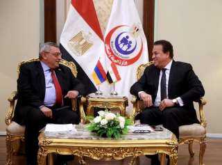 وزير الصحة يبحث مع سفير...