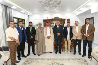 محافظ قنا يلتقى بممثلى الجهات...