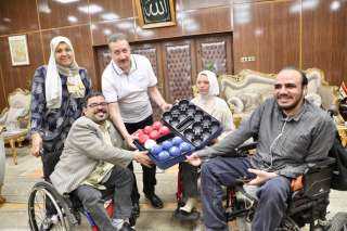 محافظ المنوفية يسلم وفد ضمور...