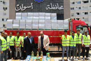 محافظ أسوان يتفقد حافلة مساعدات...