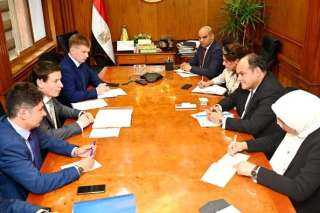 وزير التجارة يستعرض مع نظيره...