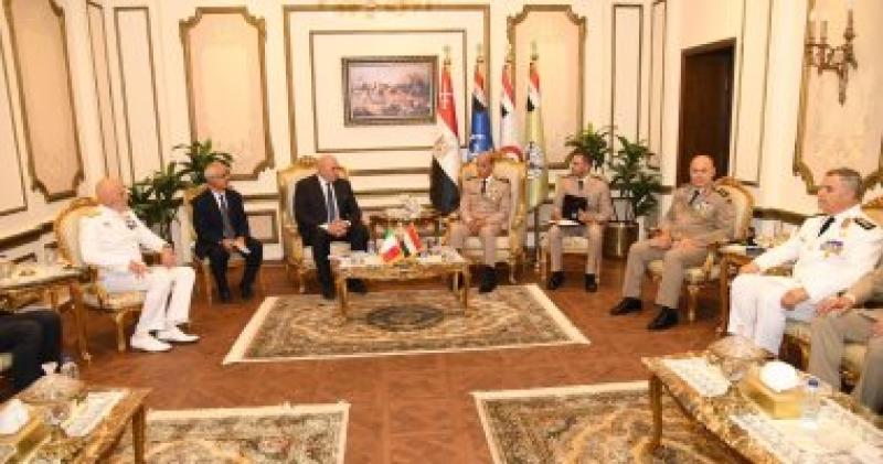 الفريق أول محمد زكى يلتقى وزير الدفاع الايطالي لبحث التعاون المشترك
