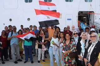سياح الباخرة العملاقة COSTA PACIFICA...