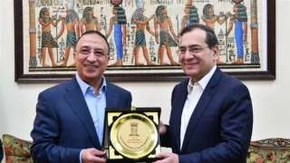 محافظ الإسكندرية يسلم وزير البترول...