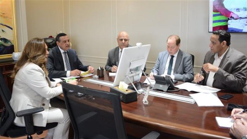 وزير التنمية المحلية يجتمع بالمحافظين بالفيديو كونفرانس