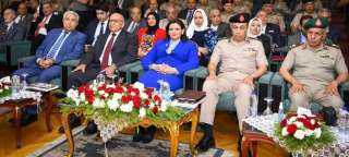 وزيرة الهجرة تشهد مناقشة بحثية...