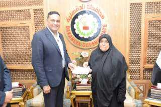 محافظ الدقهلية يسلم الام المثالية...