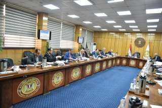 وزير القوى العاملة يرأس اجتماع...