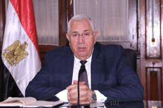 وزير الزراعة يتابع مع قيادات...