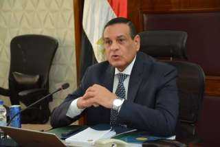 وزير التنمية المحلية يتلقى تقريراً...