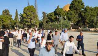 عشرات المستوطنين يقتحمون باحات المسجد...