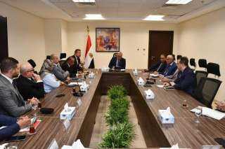 وزير الإسكان يناقش مع أعضاء...