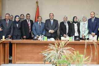 وزير التجارة والصناعة يكرم 34...