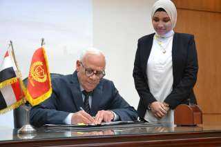 محافظ بورسعيد يوقع بروتوكول تقديم...