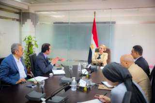 وزيرة البيئة تلتقي مع ممثلى...