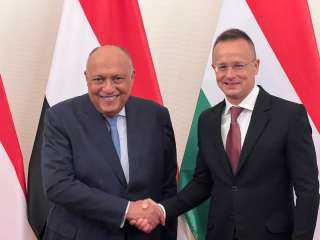 وزير الخارجية يجري مباحثات مع...