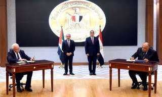 توقيع عدد من الوثائق بين...