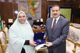 محافظ المنوفية يسلم هدية رئيس...