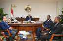 وزير التجارة والصناعة يبحث مع...