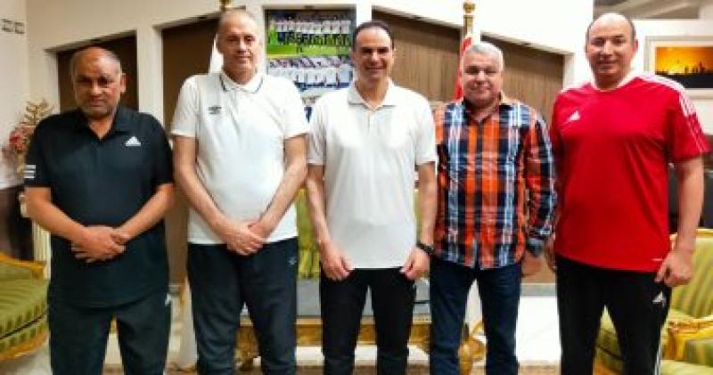 عبد الحميد بسيونى مع مسئولو طلائع الجيش