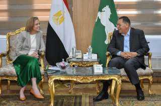 محافظ الشرقية يلتقي سفيرة دولة...