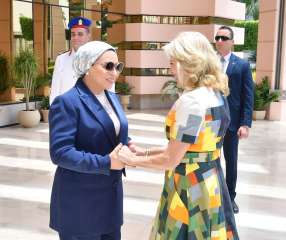 السيدة انتصار السيسى تودّع قرينة...