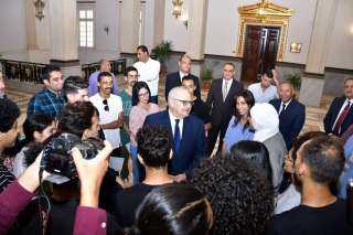 محمد الخشت يحتفي بطلاب الجامعة...