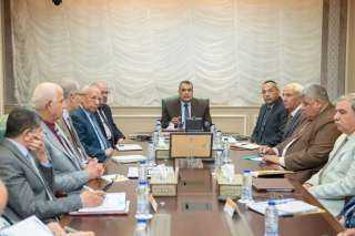 وزير الإنتاج الحربي يعقد أول...