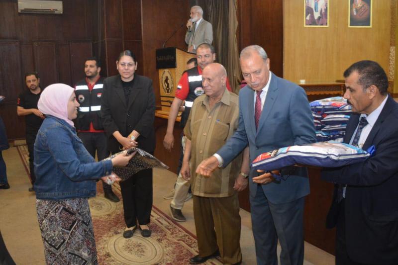 محافظة القليوبيه يسلم ملابس الإحرام لحجاج الجمعيات الأهلية بجميعة الشبان العالمية