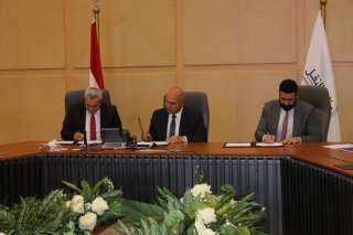 وزير النقل يشهد توقيع عقد...