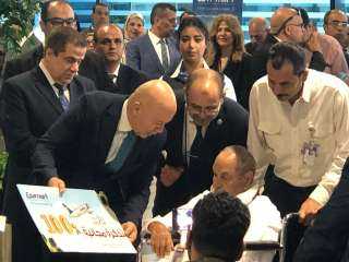 وزير الطيران يسلم أكبر الحجاج...