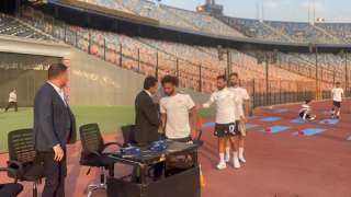 وزير الرياضة يؤازر لاعبي المنتخب...