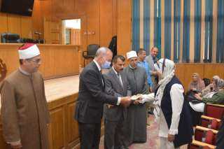 محافظ القليوبية يسلم جوازات السفر...
