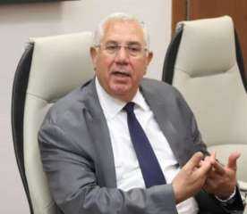 وزير الزراعة يجتمع بالقيادات والعاملين...
