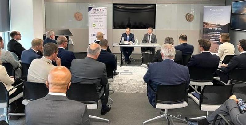 الملا: التعاون بين الحكومات والقطاع الخاص يدعم صناعة الطاقة في تنمية الطاقة منخفضة الكربون
