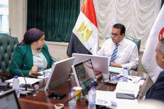 وزير الصحة يعقد اجتماعاً مع...