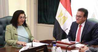 وزير الصحة يناقش مع ممثل...