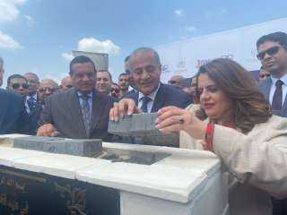 وزيرة الهجرة تشارك في وضع...