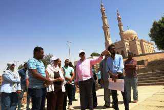 محافظ أسوان يواصل جولاته الميدانية...
