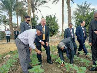وزير الزراعة يتفقد المزارع البحثية...