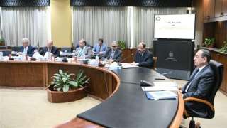 وزير البترول يطلع على موقف...