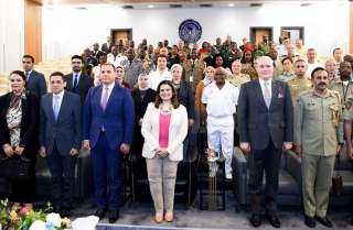 وزيرة الهجرة تلتقي عددا من...