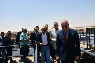 وزير الإسكان يتفقد محطة معالجة...