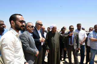 محافظ قنا يتفقد موقع انهيار...