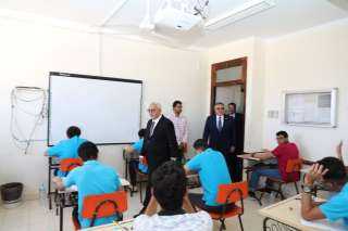 وزير التربية والتعليم ومحافظ البحر...