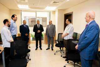 وزير الانتاج الحربي يتفقد مكاتب...