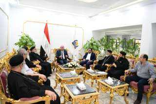 محافظ قنا يستقبل وفد مطرانية...